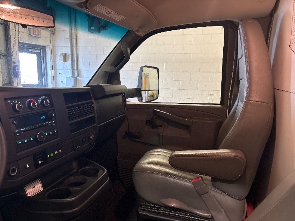 Light Duty Box Truck-Light and Medium Duty Trucks-Chevrolet-2019-G33903-Toronto-ON-171,788\n\t\tkm-$ 33,250 - Image 16