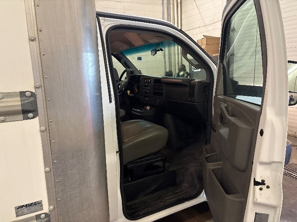 Light Duty Box Truck-Light and Medium Duty Trucks-Chevrolet-2019-G33903-Toronto-ON-171,788\n\t\tkm-$ 33,250 - Image 17