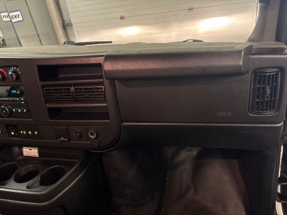 Light Duty Box Truck-Light and Medium Duty Trucks-Chevrolet-2019-G33903-Toronto-ON-171,788\n\t\tkm-$ 33,250 - Image 18