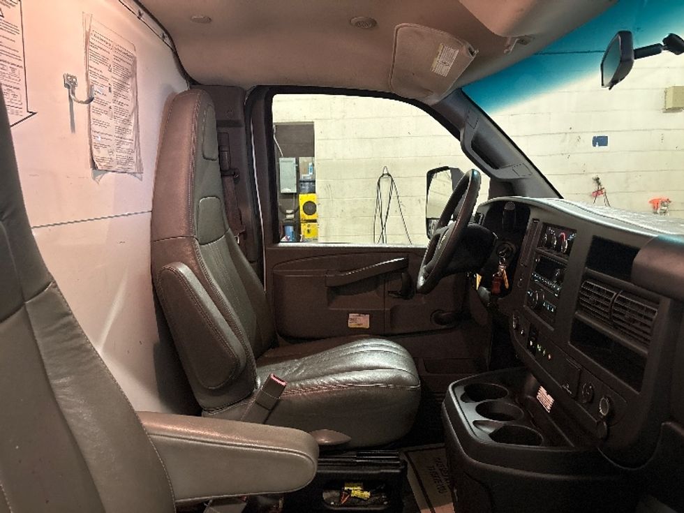 Light Duty Box Truck-Light and Medium Duty Trucks-Chevrolet-2019-G33903-Toronto-ON-171,788\n\t\tkm-$ 33,250 - Image 19