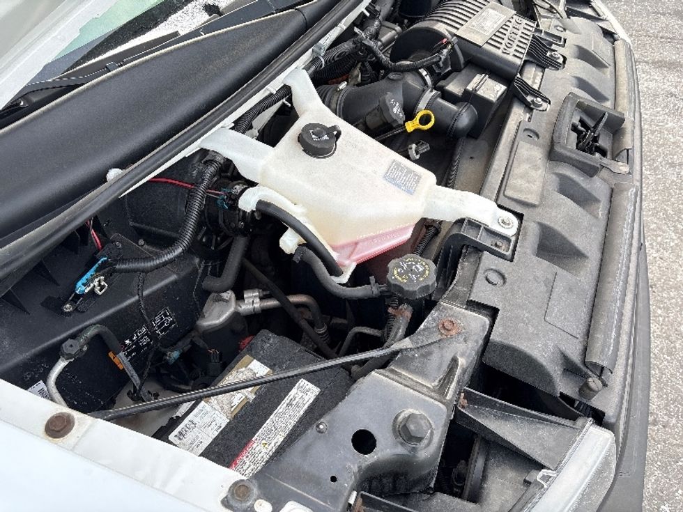 Light Duty Box Truck-Light and Medium Duty Trucks-Chevrolet-2019-G33903-Toronto-ON-171,788\n\t\tkm-$ 33,250 - Image 20