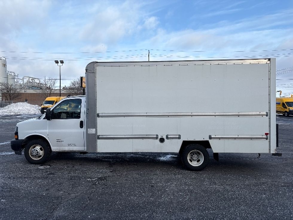 Light Duty Box Truck-Light and Medium Duty Trucks-Chevrolet-2019-G33903-Toronto-ON-171,788\n\t\tkm-$ 33,250 - Image 4