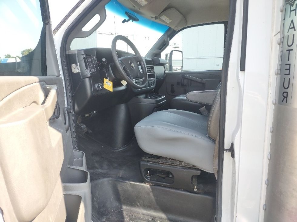 Light Duty Box Truck-Light and Medium Duty Trucks-Chevrolet-2019-G33903-Toronto-ON-193,132\n\t\tkm-$ 29,750 - Image 16