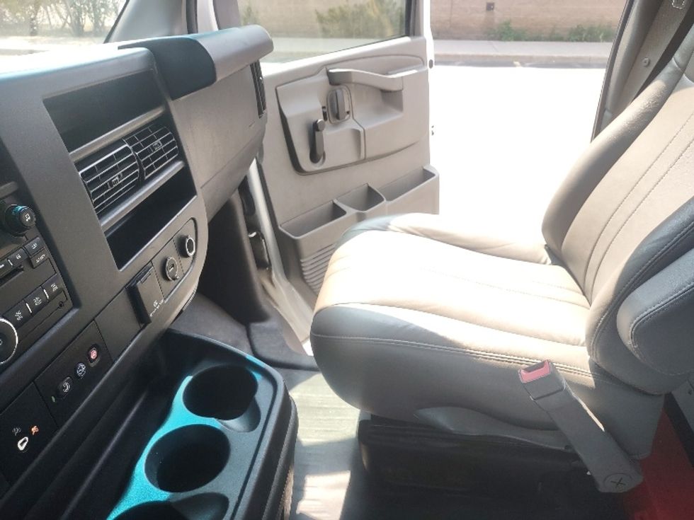 Light Duty Box Truck-Light and Medium Duty Trucks-Chevrolet-2019-G33903-Toronto-ON-193,132\n\t\tkm-$ 29,750 - Image 19