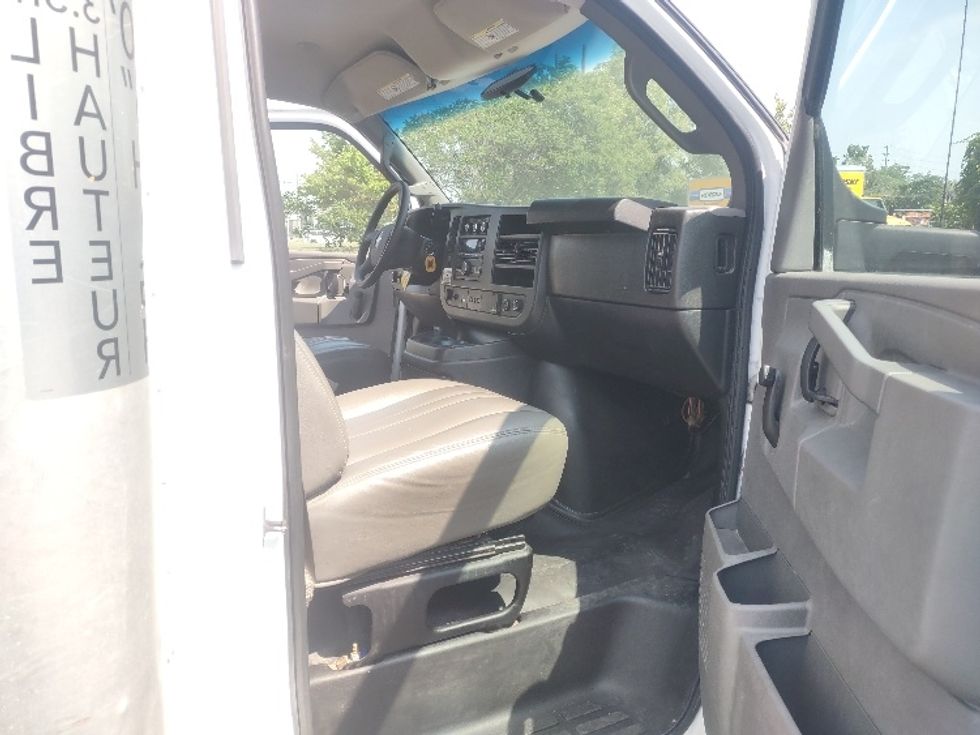 Light Duty Box Truck-Light and Medium Duty Trucks-Chevrolet-2019-G33903-Toronto-ON-193,132\n\t\tkm-$ 29,750 - Image 20