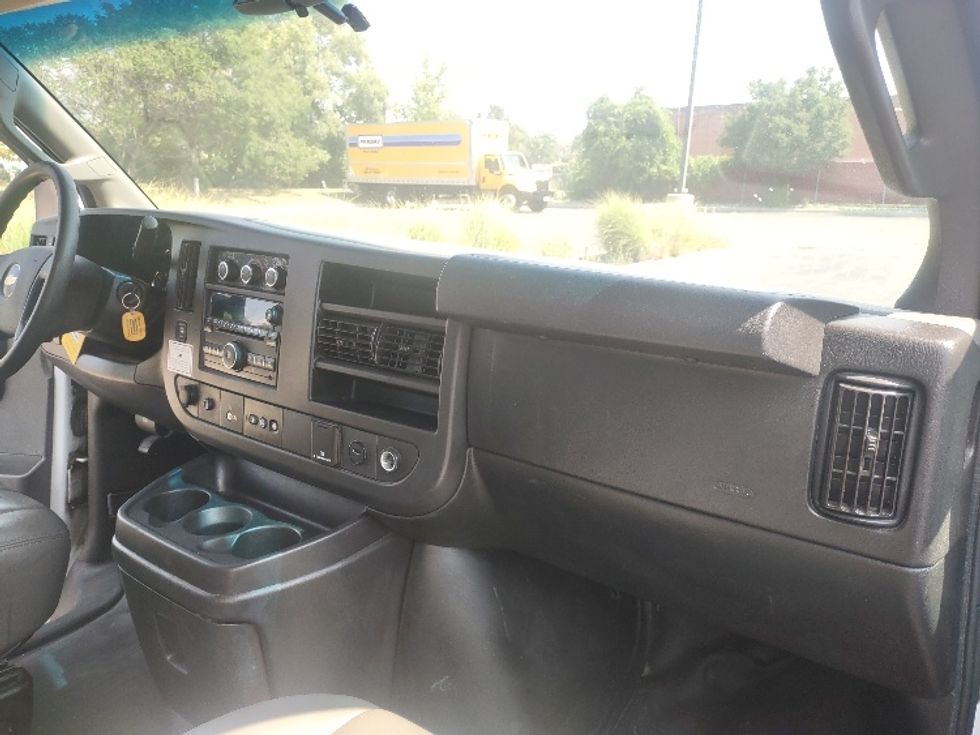 Light Duty Box Truck-Light and Medium Duty Trucks-Chevrolet-2019-G33903-Toronto-ON-193,132\n\t\tkm-$ 29,750 - Image 21