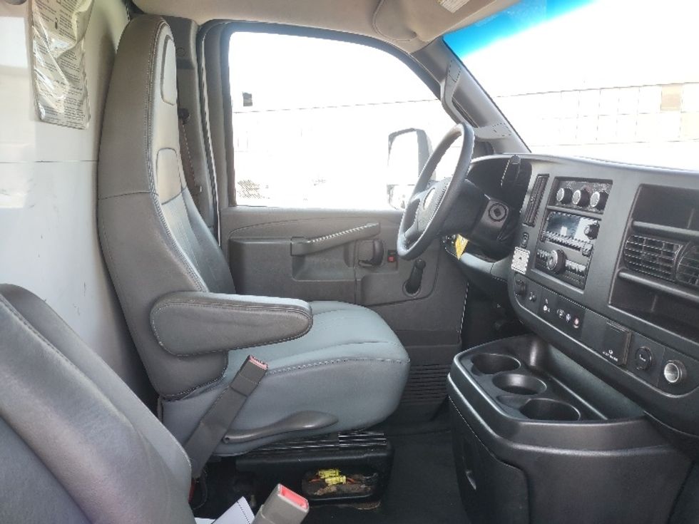 Light Duty Box Truck-Light and Medium Duty Trucks-Chevrolet-2019-G33903-Toronto-ON-193,132\n\t\tkm-$ 29,750 - Image 22