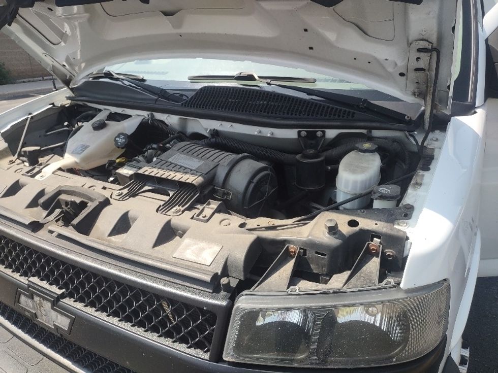 Light Duty Box Truck-Light and Medium Duty Trucks-Chevrolet-2019-G33903-Toronto-ON-193,132\n\t\tkm-$ 29,750 - Image 24