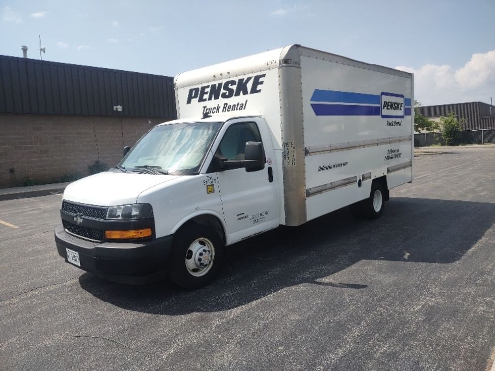 Light Duty Box Truck-Light and Medium Duty Trucks-Chevrolet-2019-G33903-Toronto-ON-193,132\n\t\tkm-$ 29,750 - Image 3