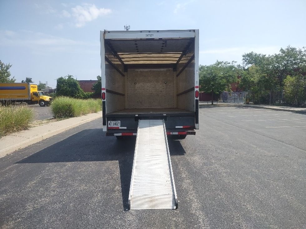 Light Duty Box Truck-Light and Medium Duty Trucks-Chevrolet-2019-G33903-Toronto-ON-193,132\n\t\tkm-$ 29,750 - Image 9