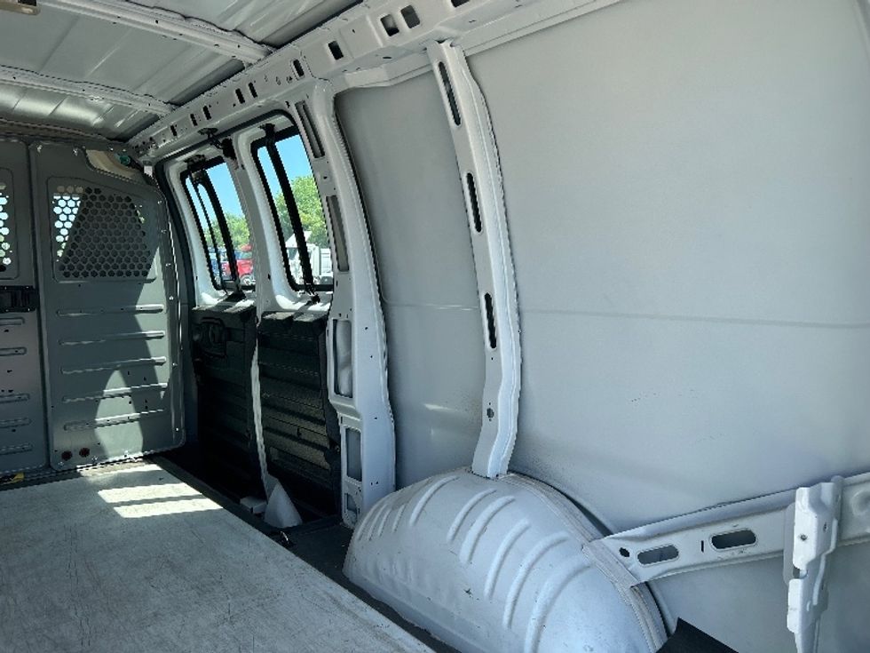 Light Duty Box Truck-Light and Medium Duty Trucks-Chevrolet-2021-G23705-Fredonia-NY-31,853\n\t\tmiles-$ 33,250 - Image 12