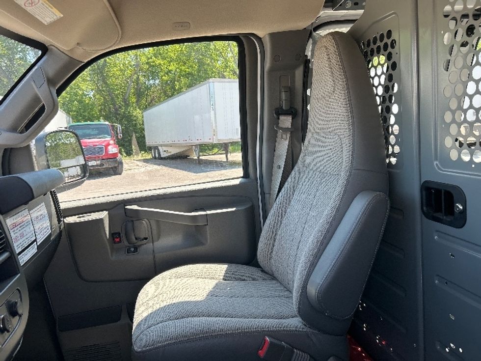 Light Duty Box Truck-Light and Medium Duty Trucks-Chevrolet-2021-G23705-Fredonia-NY-31,853\n\t\tmiles-$ 33,250 - Image 19