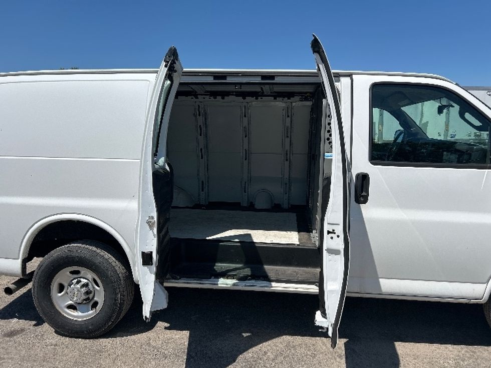 Light Duty Box Truck-Light and Medium Duty Trucks-Chevrolet-2021-G23705-Fredonia-NY-31,853\n\t\tmiles-$ 33,250 - Image 24
