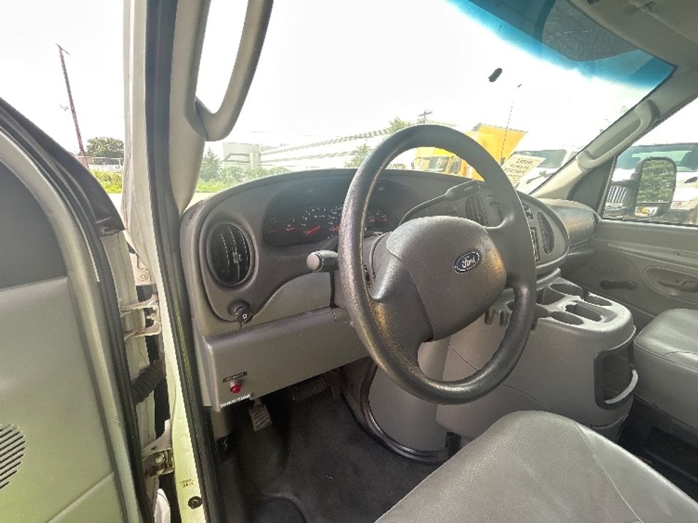 Light Duty Box Truck-Light and Medium Duty Trucks-Ford-2004-E450-Brooklyn Park-MN-107,322\n\t\tmiles-$ 7,250 - Image 17