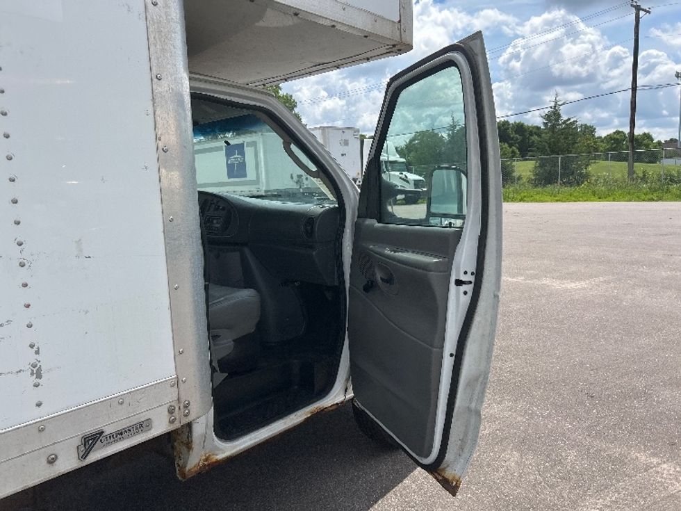 Light Duty Box Truck-Light and Medium Duty Trucks-Ford-2004-E450-Brooklyn Park-MN-107,322\n\t\tmiles-$ 7,250 - Image 20