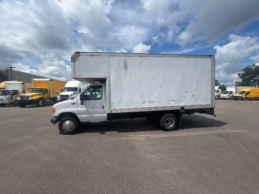 Light Duty Box Truck-Light and Medium Duty Trucks-Ford-2004-E450-Brooklyn Park-MN-107,322\n\t\tmiles-$ 7,250 - Image 4