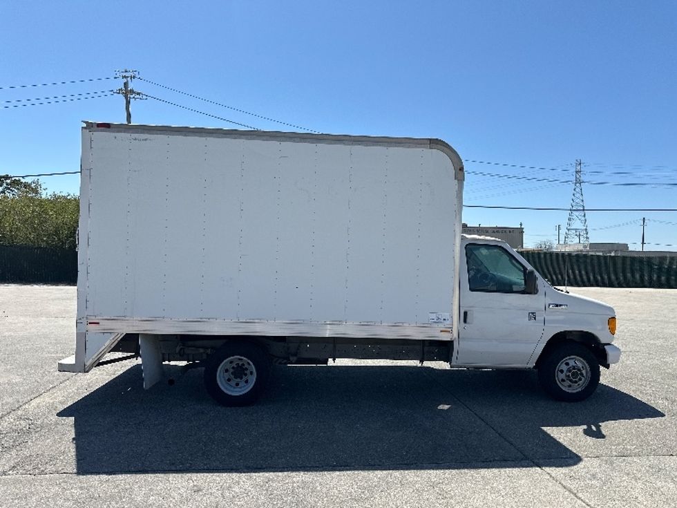 Light Duty Box Truck-Light and Medium Duty Trucks-Ford-2006-E350-Richmond-CA-205,509\n\t\tmiles-$ 7,000 - Image 14