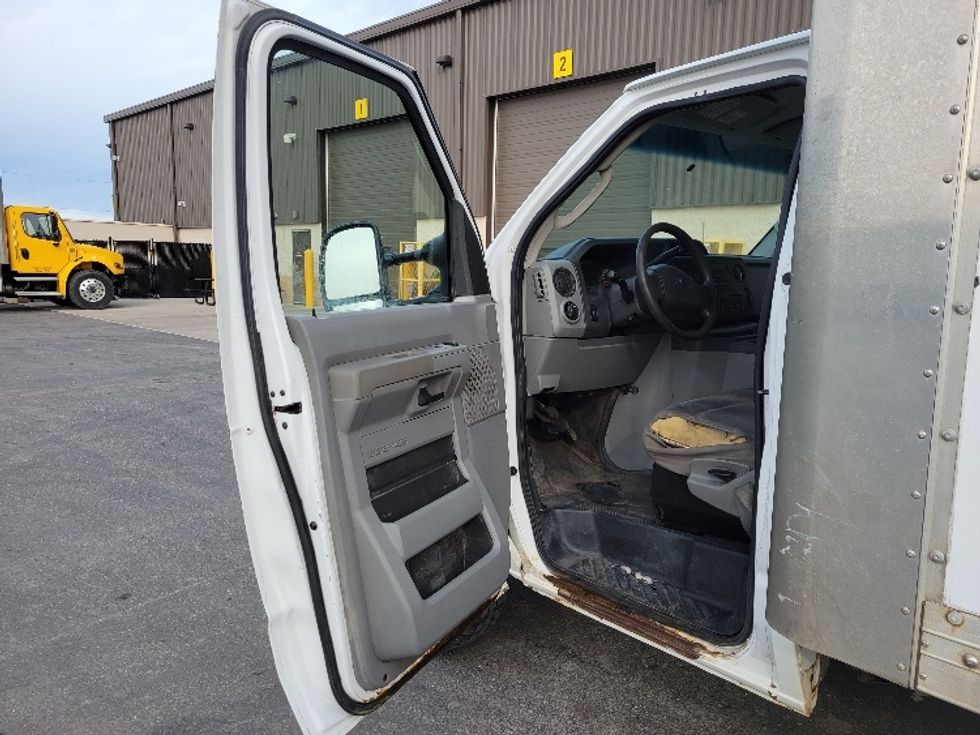 Light Duty Box Truck-Light and Medium Duty Trucks-Ford-2014-E450-Stoney Creek-ON-334,140\n\t\tkm-$ 10,000 - Image 16