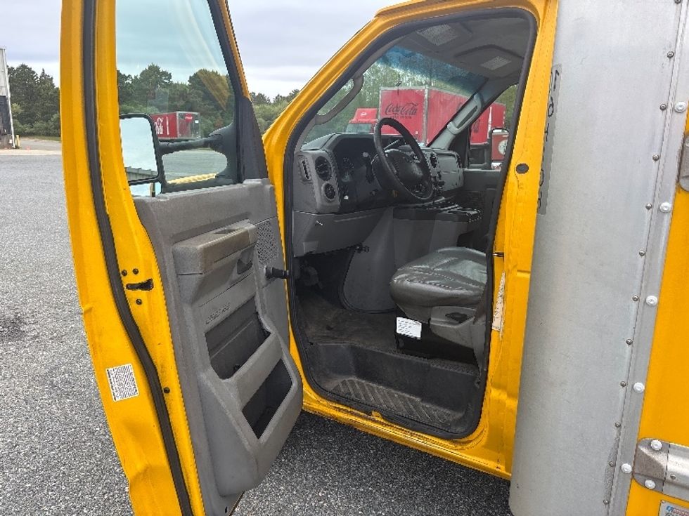 Light Duty Box Truck-Light and Medium Duty Trucks-Ford-2015-E350-Sandwich-MA-135,183\n\t\tmiles-$ 15,750 - Image 15