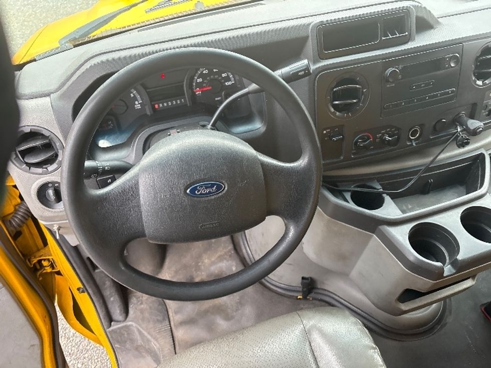 Light Duty Box Truck-Light and Medium Duty Trucks-Ford-2015-E350-Sandwich-MA-135,183\n\t\tmiles-$ 15,750 - Image 17