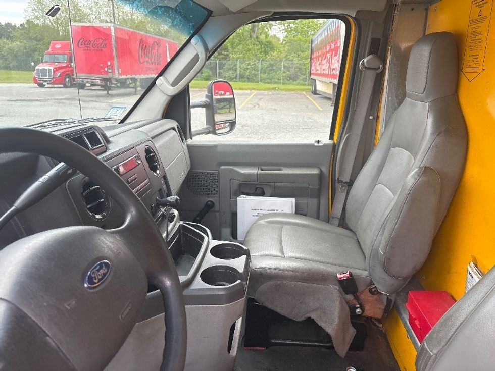Light Duty Box Truck-Light and Medium Duty Trucks-Ford-2015-E350-Sandwich-MA-135,183\n\t\tmiles-$ 15,750 - Image 18