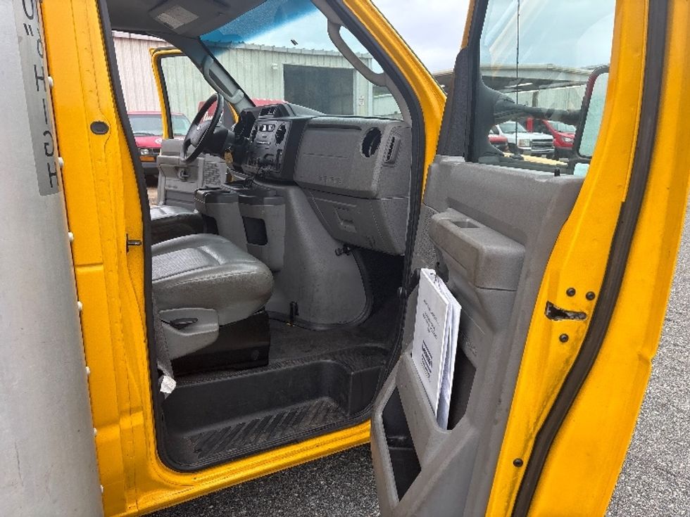 Light Duty Box Truck-Light and Medium Duty Trucks-Ford-2015-E350-Sandwich-MA-135,183\n\t\tmiles-$ 15,750 - Image 19