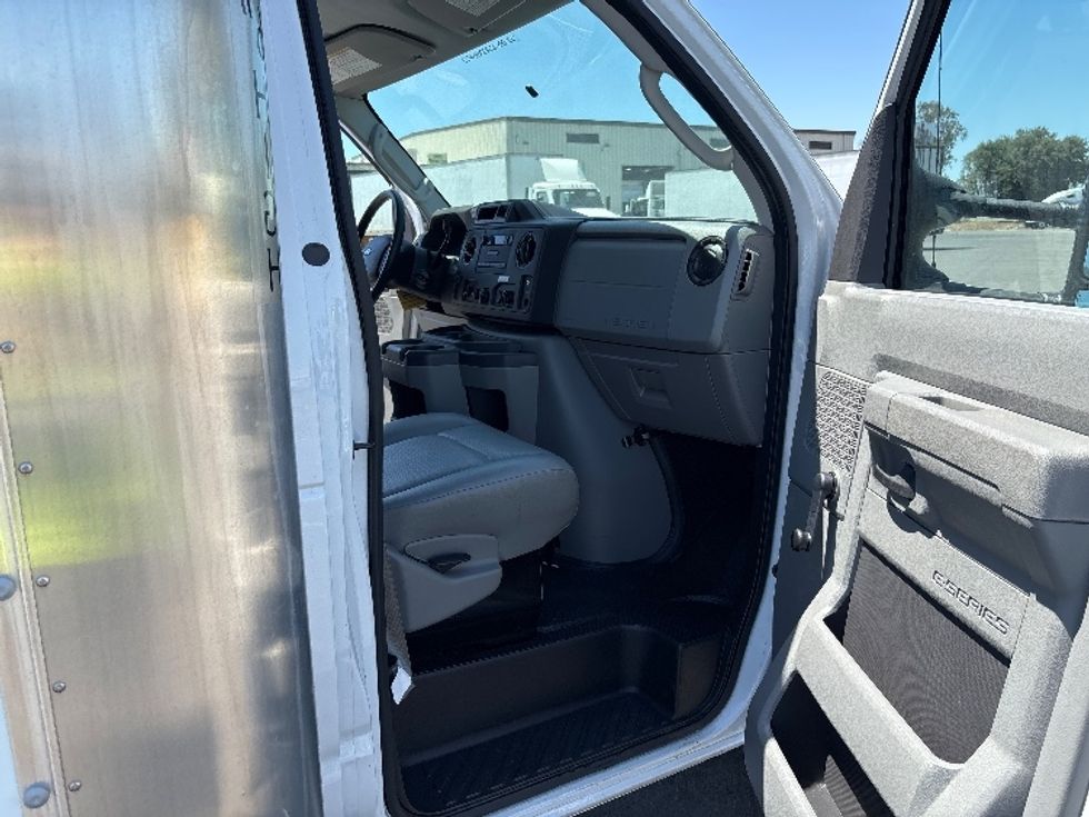 Light Duty Box Truck-Light and Medium Duty Trucks-Ford-2016-E350-Fresno-CA-11,299\n\t\tmiles-$ 22,500 - Image 18