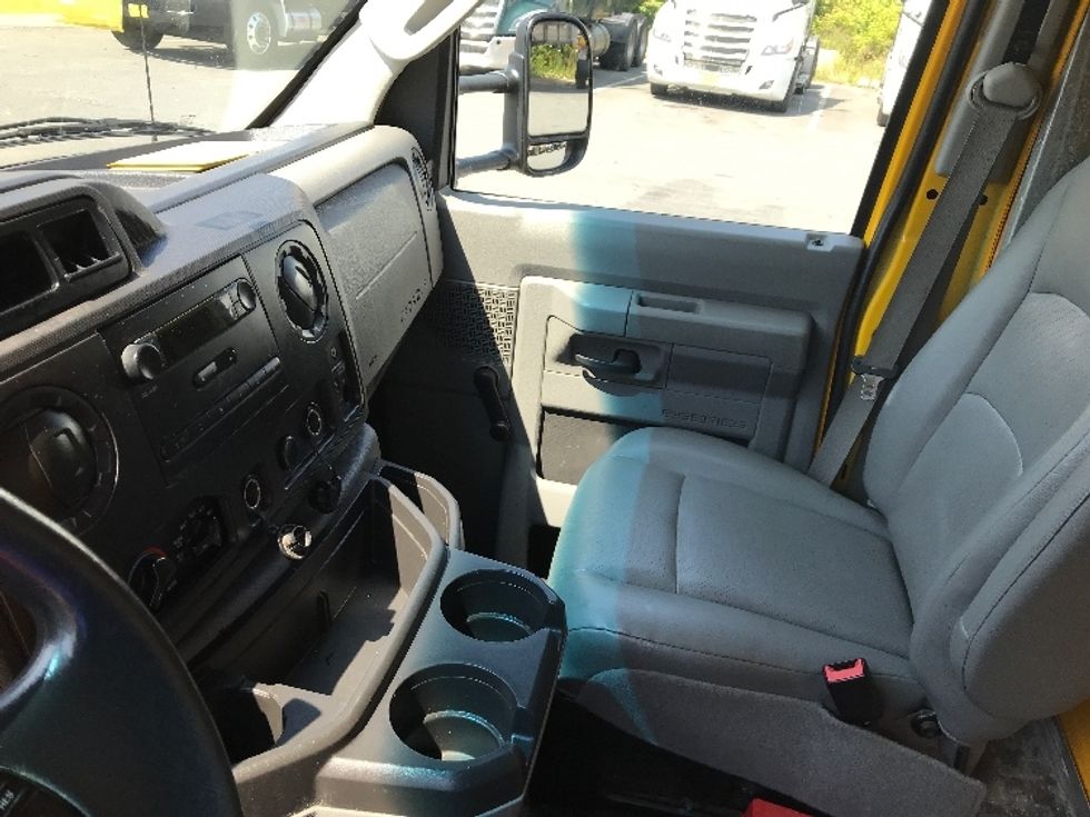 Light Duty Box Truck-Light and Medium Duty Trucks-Ford-2018-E450-Dartmouth-NS-137,239\n\t\tkm-$ 28,250 - Image 19