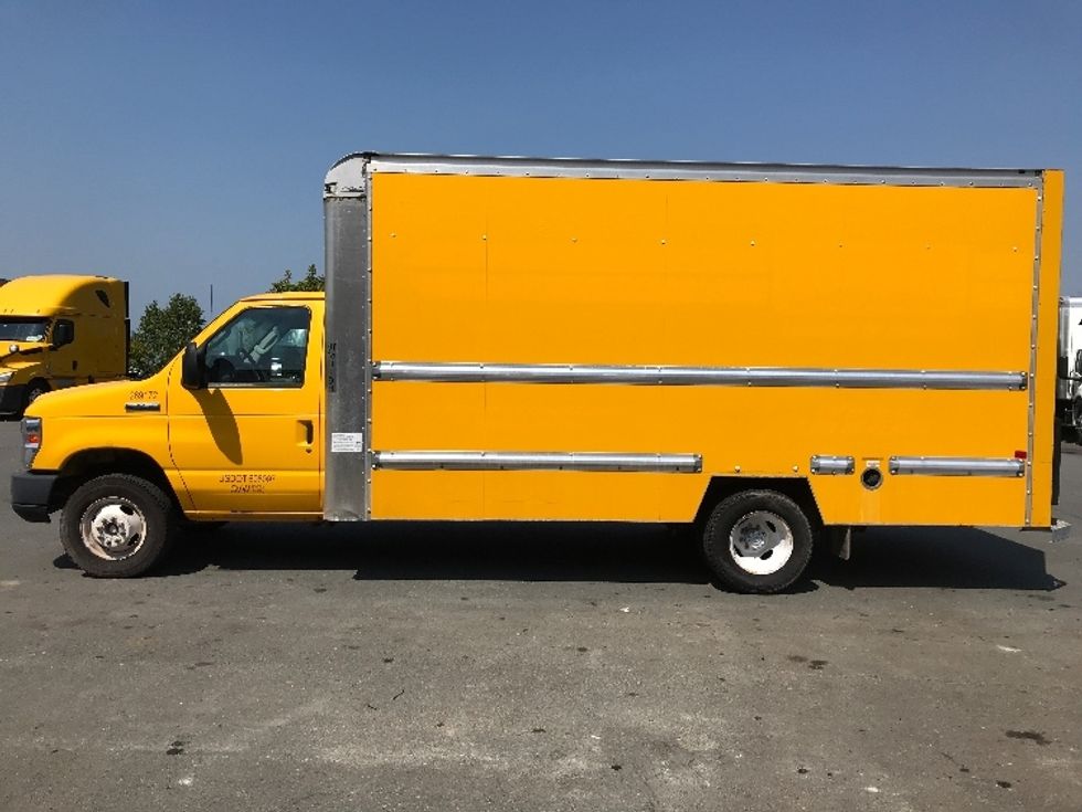 Light Duty Box Truck-Light and Medium Duty Trucks-Ford-2018-E450-Dartmouth-NS-137,239\n\t\tkm-$ 28,250 - Image 4