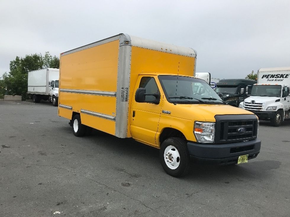 Light Duty Box Truck-Light and Medium Duty Trucks-Ford-2018-E450-Dartmouth-NS-146,187\n\t\tkm-$ 27,500 - Image 1