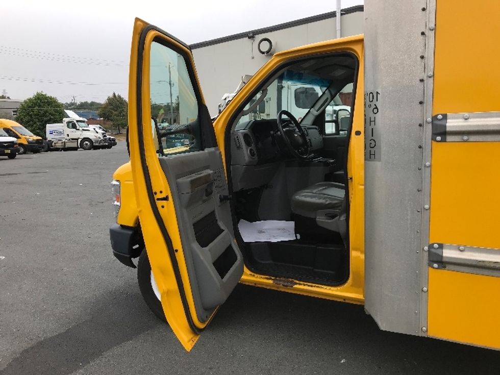 Light Duty Box Truck-Light and Medium Duty Trucks-Ford-2018-E450-Dartmouth-NS-146,187\n\t\tkm-$ 27,500 - Image 16