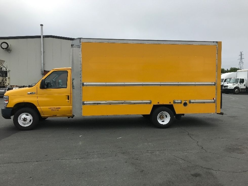 Light Duty Box Truck-Light and Medium Duty Trucks-Ford-2018-E450-Dartmouth-NS-146,187\n\t\tkm-$ 27,500 - Image 4