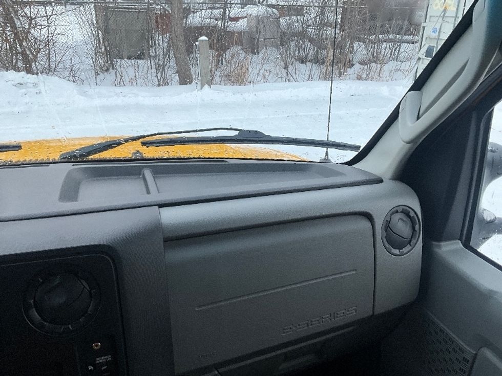 Light Duty Box Truck-Light and Medium Duty Trucks-Ford-2018-E450-Moncton-NB-204,131\n\t\tkm-$ 26,500 - Image 15