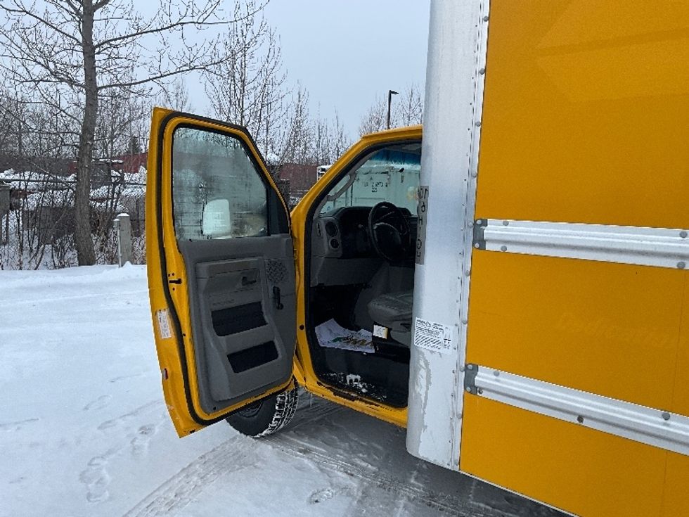 Light Duty Box Truck-Light and Medium Duty Trucks-Ford-2018-E450-Moncton-NB-204,131\n\t\tkm-$ 26,500 - Image 16