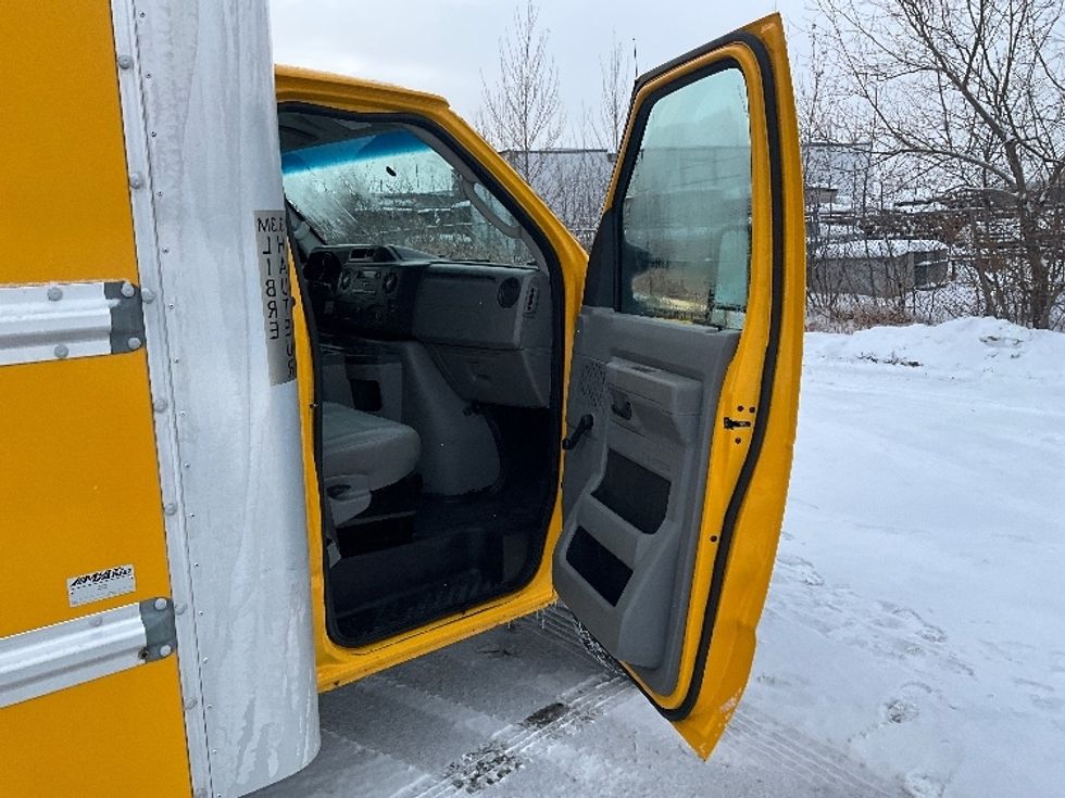 Light Duty Box Truck-Light and Medium Duty Trucks-Ford-2018-E450-Moncton-NB-204,131\n\t\tkm-$ 26,500 - Image 17