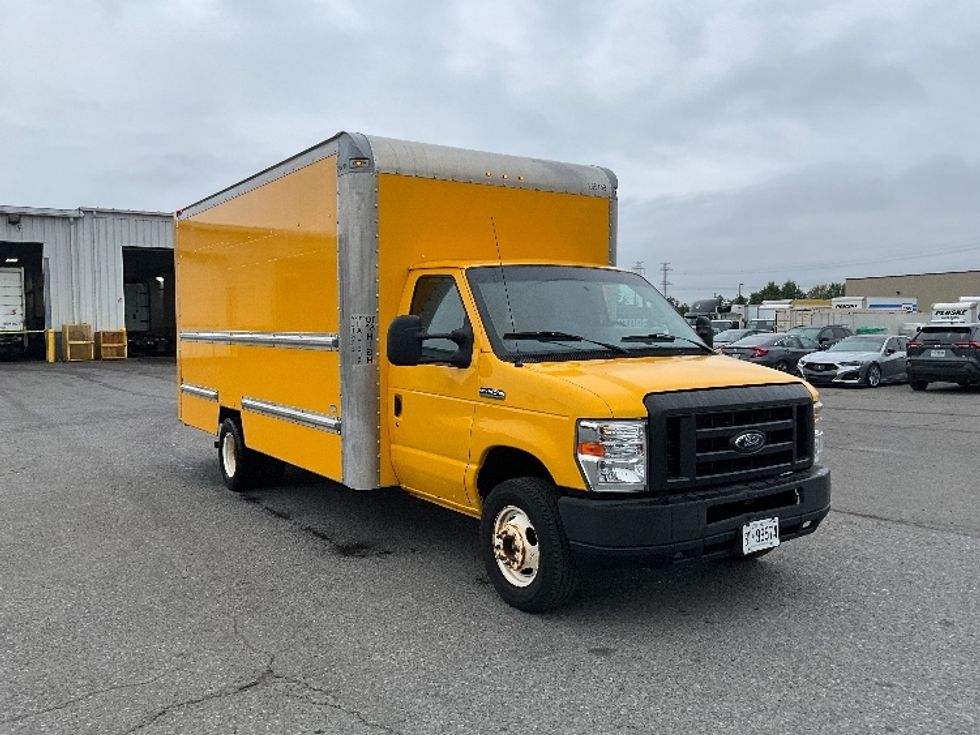 Light Duty Box Truck-Light and Medium Duty Trucks-Ford-2018-E450-Ottawa-ON-130,623\n\t\tkm-$ 28,500 - Image 1