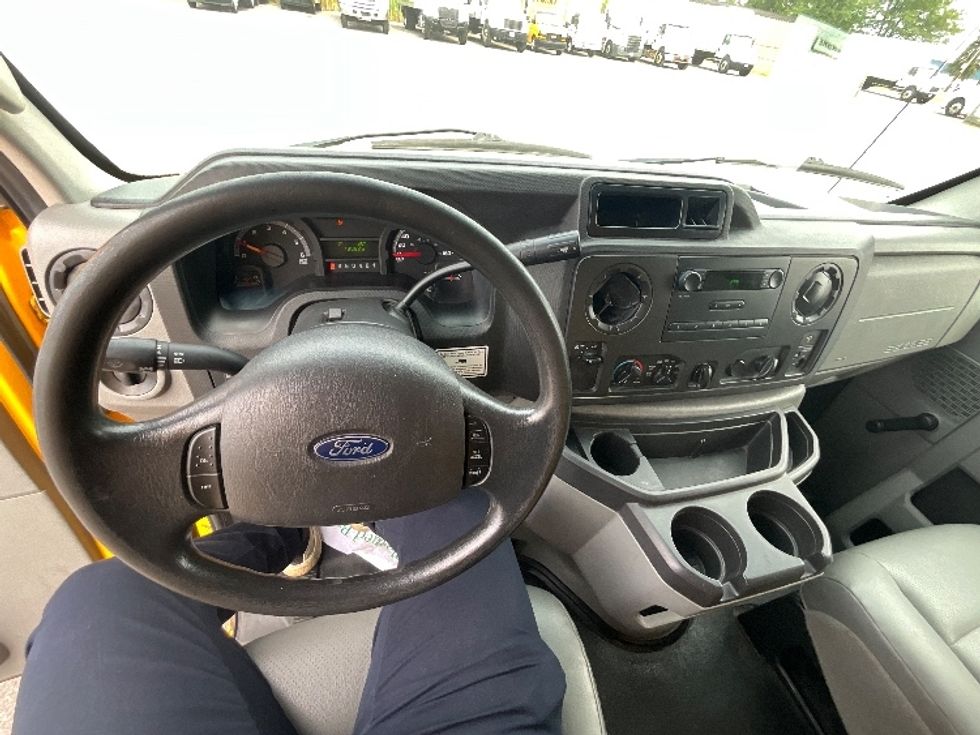 Light Duty Box Truck-Light and Medium Duty Trucks-Ford-2018-E450-Ottawa-ON-130,623\n\t\tkm-$ 28,500 - Image 17