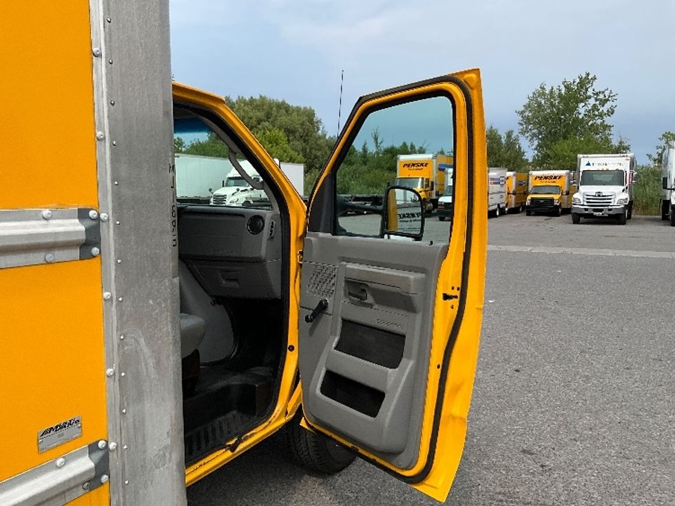 Light Duty Box Truck-Light and Medium Duty Trucks-Ford-2018-E450-Ottawa-ON-130,623\n\t\tkm-$ 28,500 - Image 19