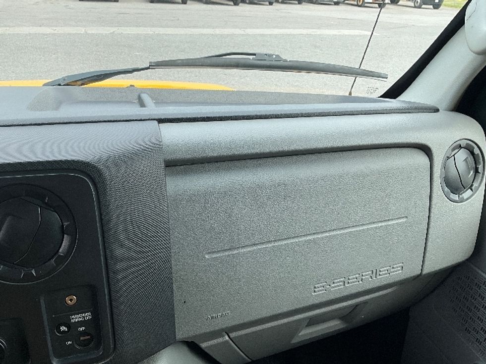 Light Duty Box Truck-Light and Medium Duty Trucks-Ford-2018-E450-Ottawa-ON-130,623\n\t\tkm-$ 28,500 - Image 20