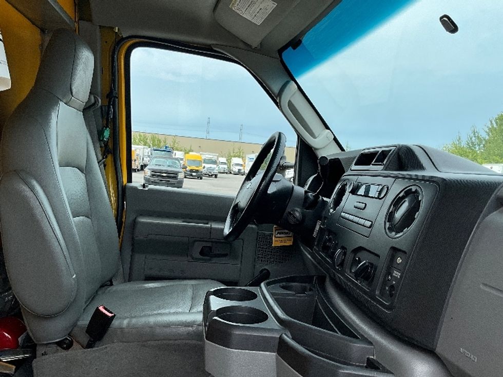 Light Duty Box Truck-Light and Medium Duty Trucks-Ford-2018-E450-Ottawa-ON-130,623\n\t\tkm-$ 28,500 - Image 21