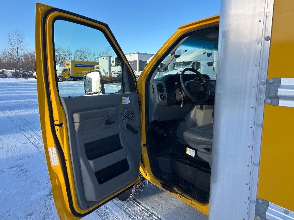 Light Duty Box Truck-Light and Medium Duty Trucks-Ford-2018-E450-Ottawa-ON-158,022\n\t\tkm-$ 30,250 - Image 16