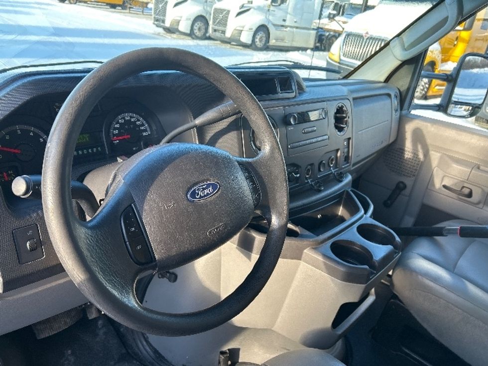 Light Duty Box Truck-Light and Medium Duty Trucks-Ford-2018-E450-Ottawa-ON-158,022\n\t\tkm-$ 30,250 - Image 17