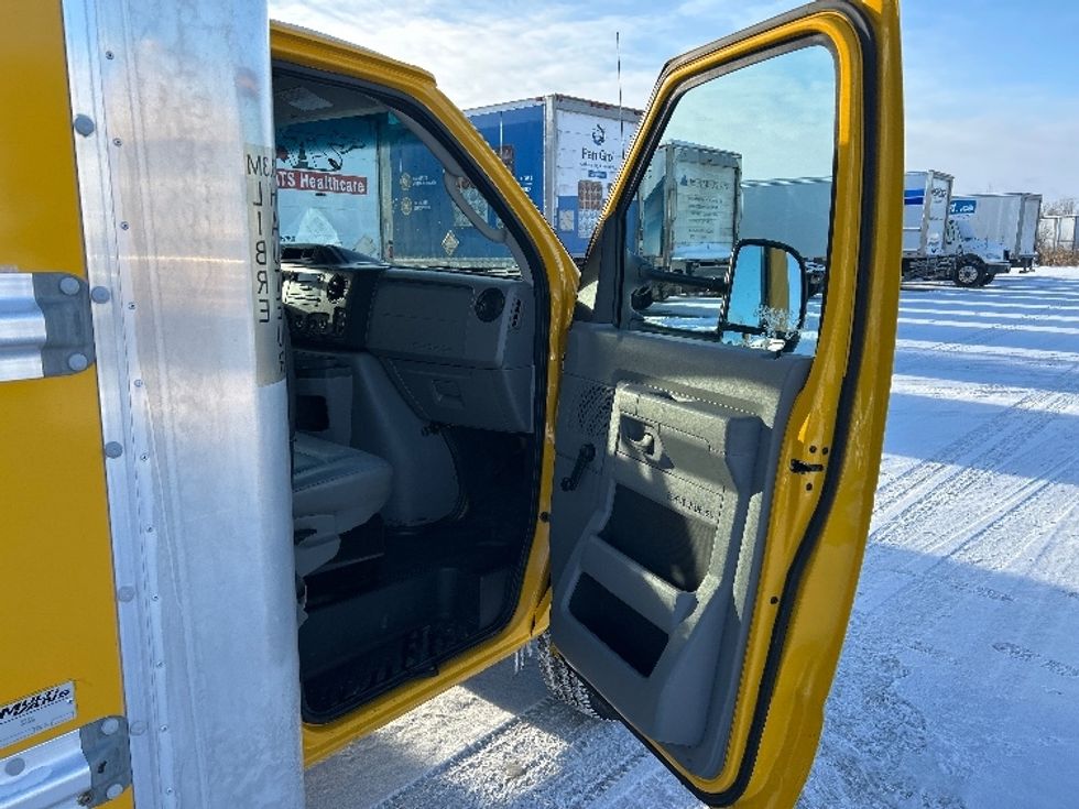 Light Duty Box Truck-Light and Medium Duty Trucks-Ford-2018-E450-Ottawa-ON-158,022\n\t\tkm-$ 30,250 - Image 20