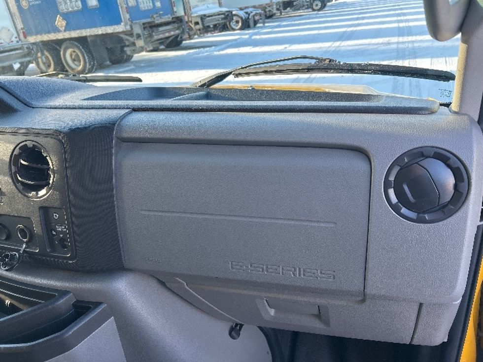 Light Duty Box Truck-Light and Medium Duty Trucks-Ford-2018-E450-Ottawa-ON-158,022\n\t\tkm-$ 30,250 - Image 21