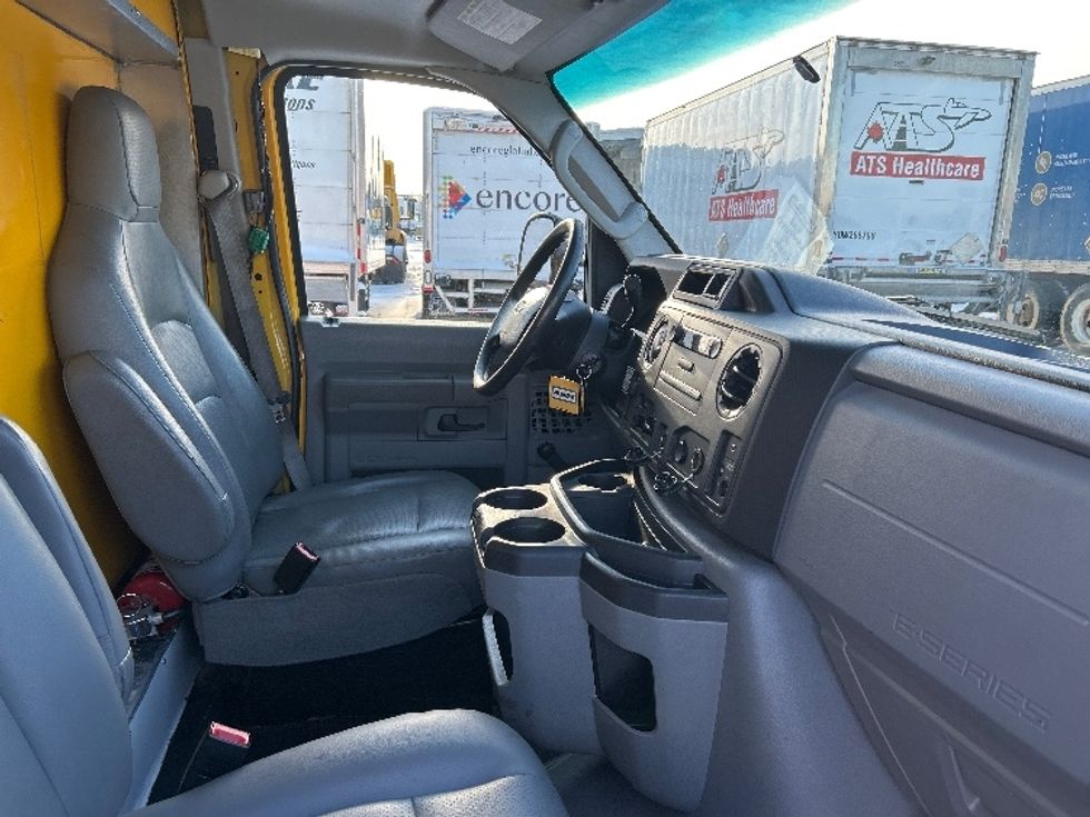 Light Duty Box Truck-Light and Medium Duty Trucks-Ford-2018-E450-Ottawa-ON-158,022\n\t\tkm-$ 30,250 - Image 22