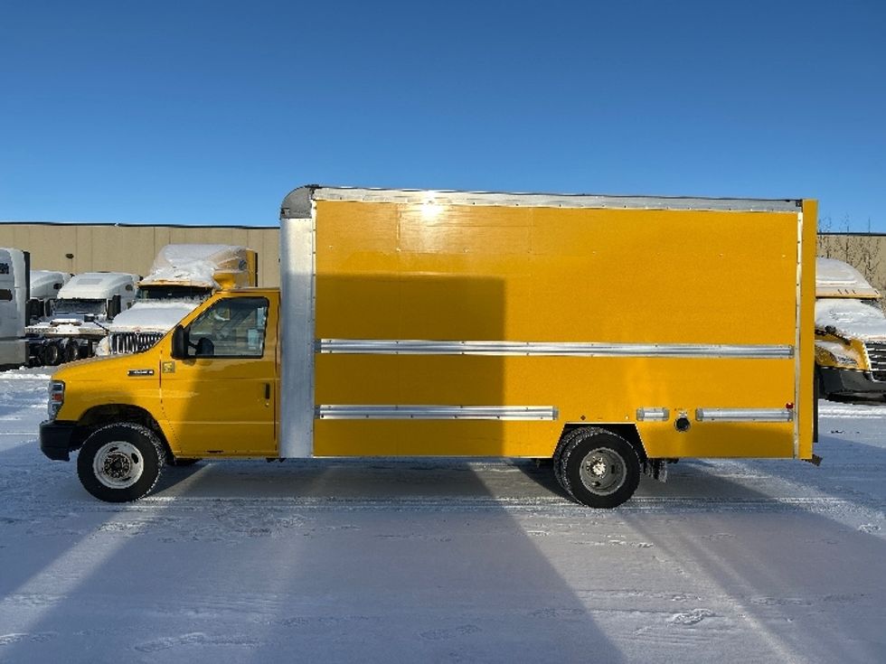 Light Duty Box Truck-Light and Medium Duty Trucks-Ford-2018-E450-Ottawa-ON-158,022\n\t\tkm-$ 30,250 - Image 4