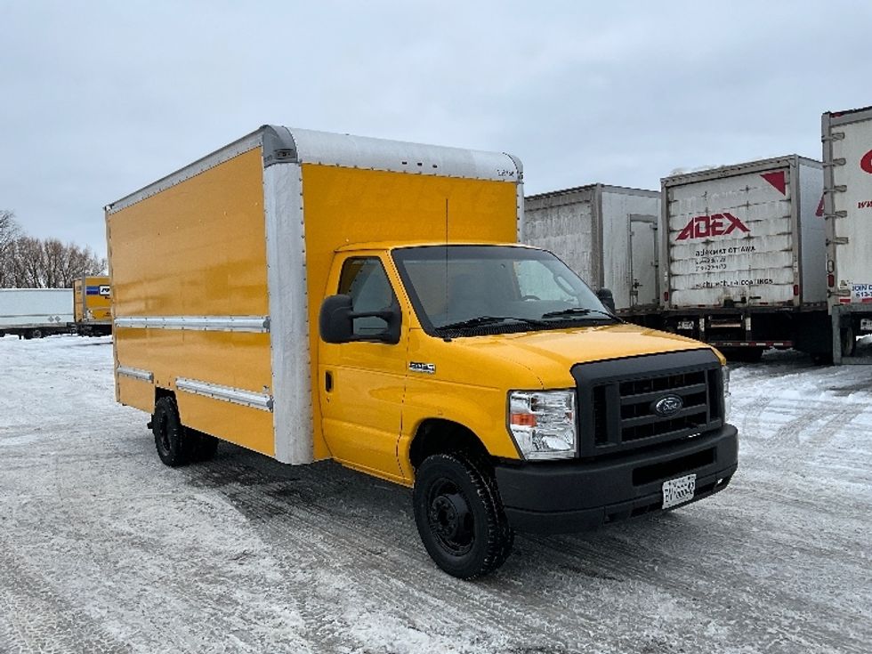 Light Duty Box Truck-Light and Medium Duty Trucks-Ford-2018-E450-Ottawa-ON-180,678\n\t\tkm-$ 22,500 - Image 1