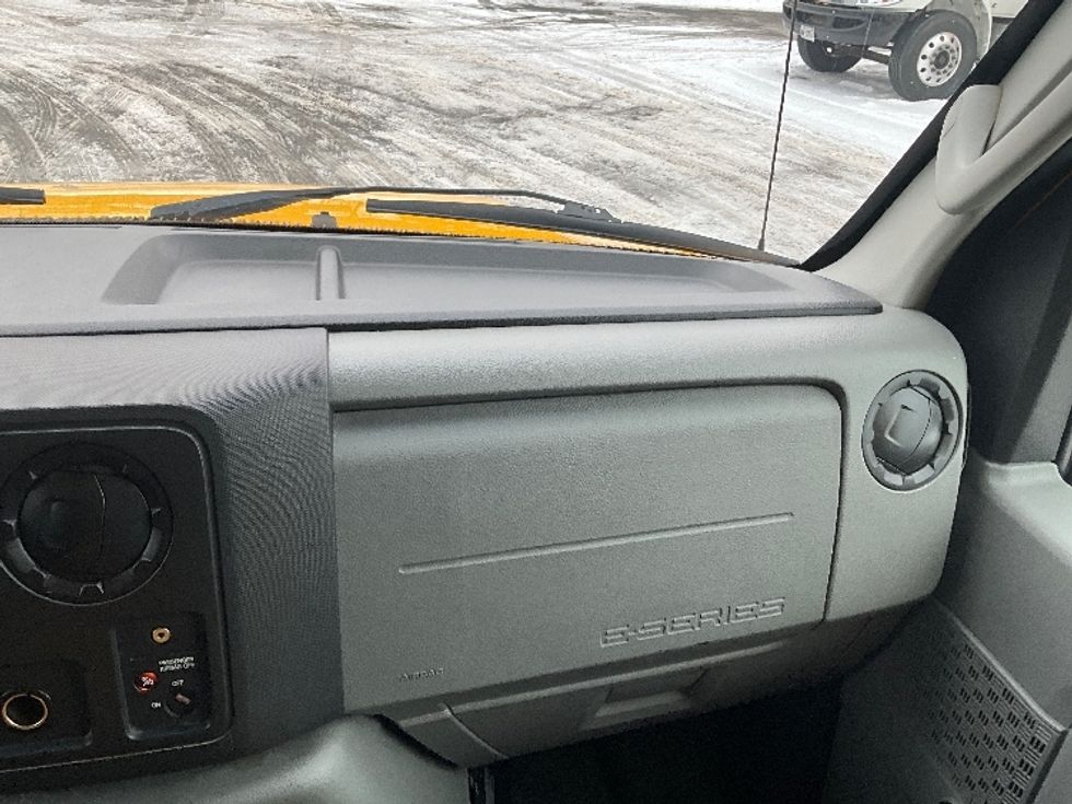 Light Duty Box Truck-Light and Medium Duty Trucks-Ford-2018-E450-Ottawa-ON-180,678\n\t\tkm-$ 22,500 - Image 15