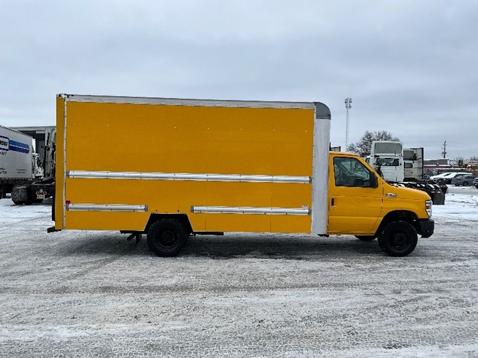 Light Duty Box Truck-Light and Medium Duty Trucks-Ford-2018-E450-Ottawa-ON-180,678\n\t\tkm-$ 22,500 - Image 19