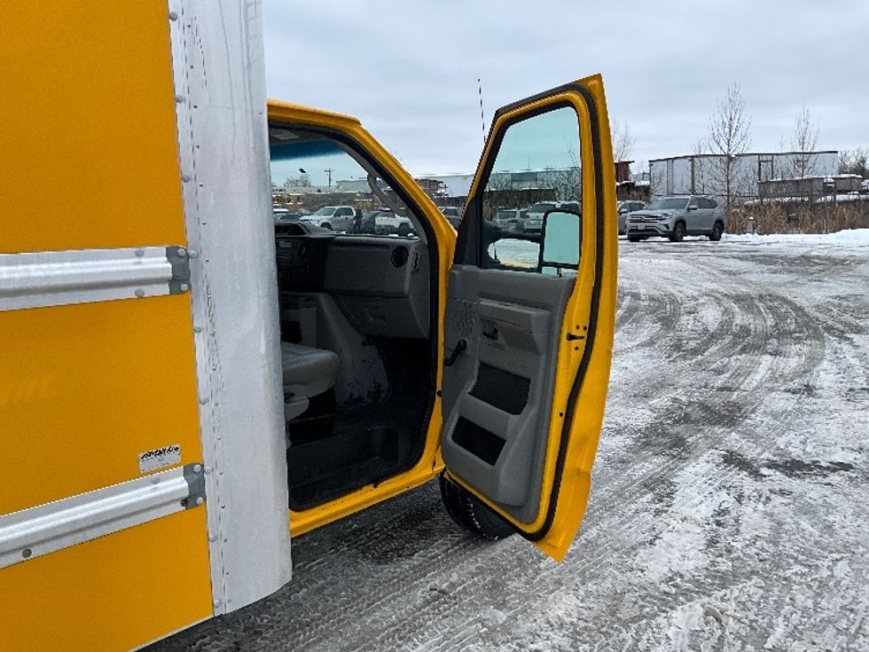 Light Duty Box Truck-Light and Medium Duty Trucks-Ford-2018-E450-Ottawa-ON-180,678\n\t\tkm-$ 22,500 - Image 21